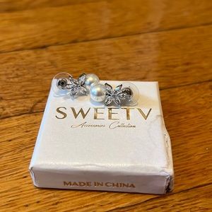 Sweetv diamond pearl earrings. Brand new!!